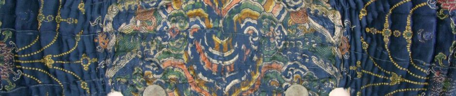 Armure et équipement équestre exposés dans un musée